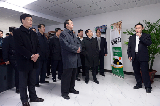 時任河南省省委書記郭庚茂（前排左二）、省長謝伏瞻（前排左一）蒞臨萬莊集團指導工作